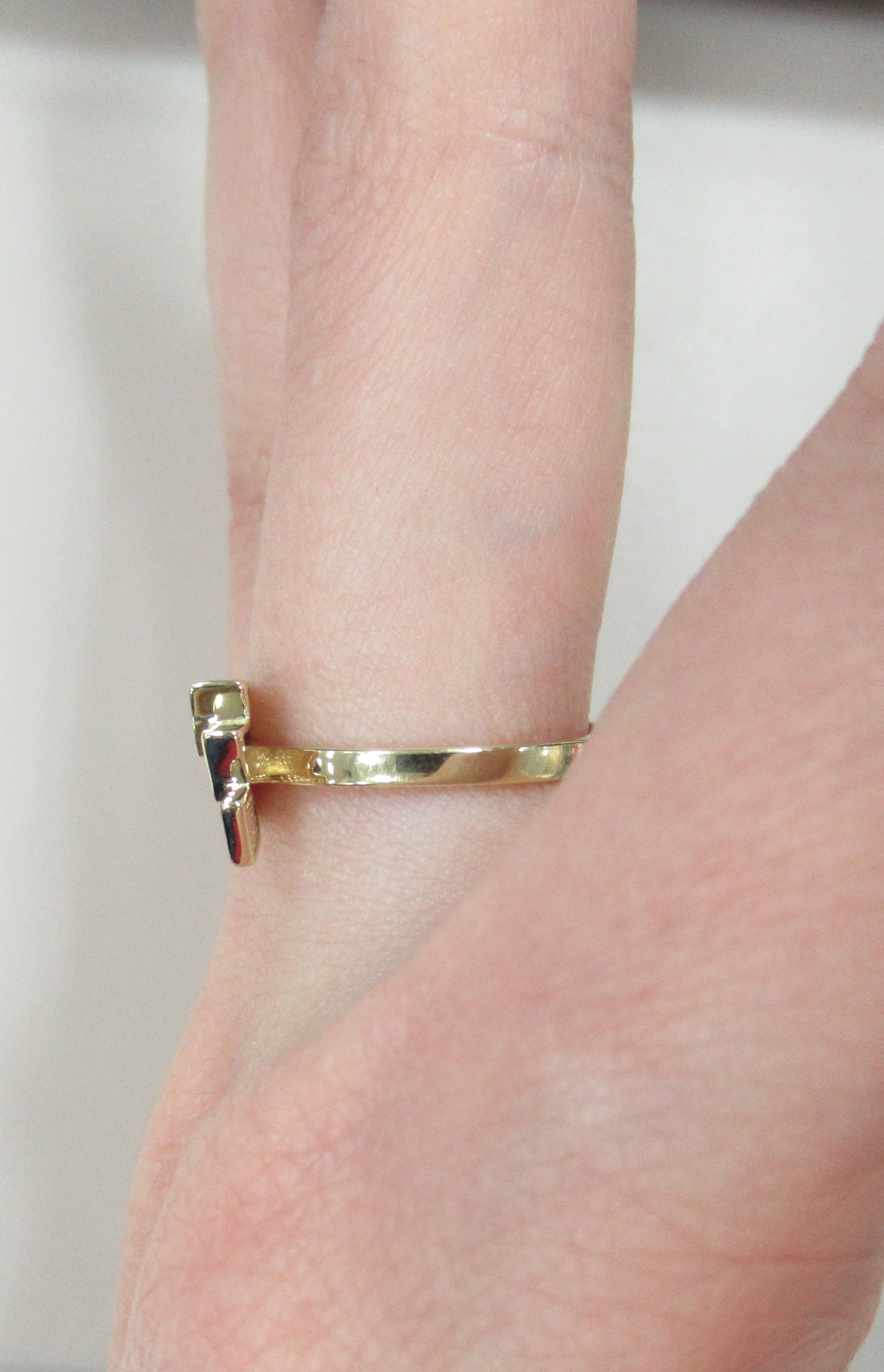 Кольцо из желтого золота с коньячными и черными бриллиантами